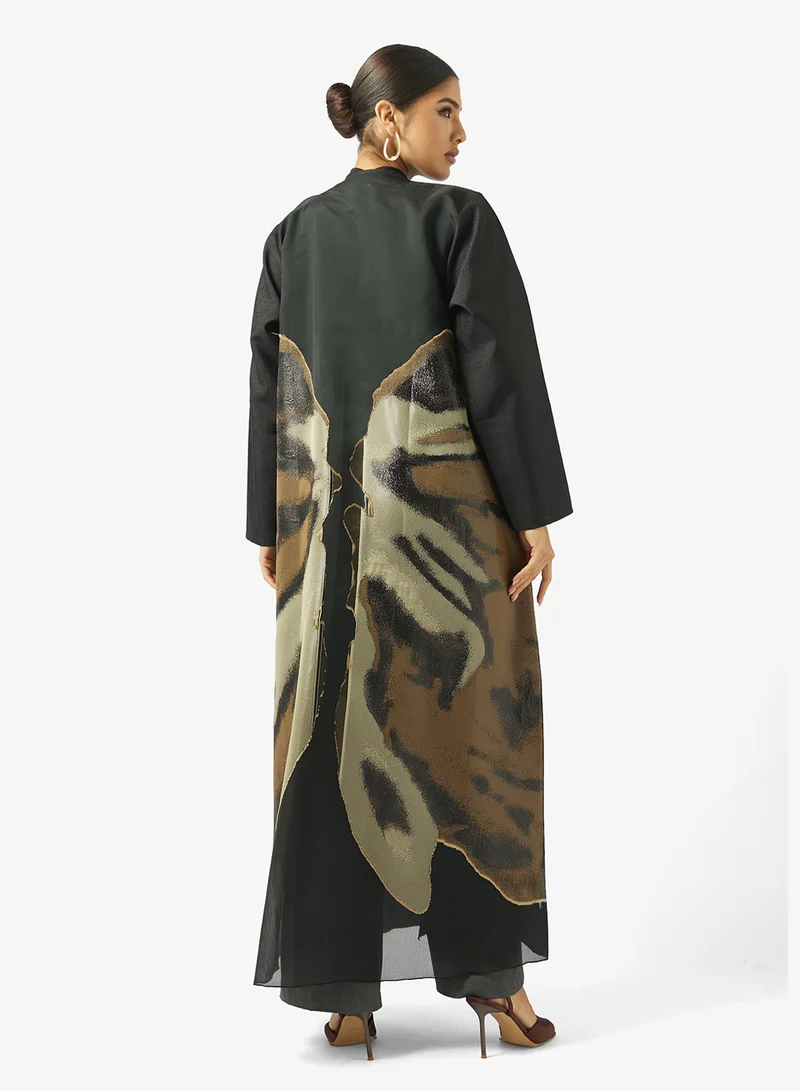 هيا كلوزيت عباية سوداء بطبعة خلفية